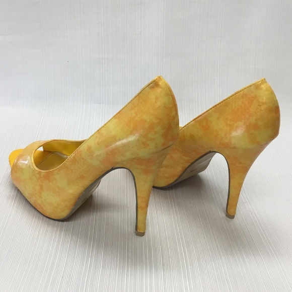 Trends-Up Striking Yellow Heels - Picture 8 of 10